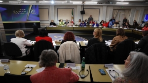 تقرير: قيادة المرأة الإيرانية.. الصاعق السياسي لتفجير أركان الديكتاتورية المزدوجة (الشاه والملا)