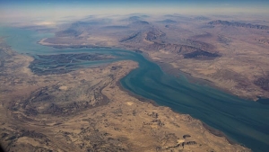 ابو ظبي: شركات نفط وتجارة تعلق الشحن عبر مضيق هرمز 