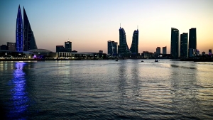 المنامة: مقتل شخص وإصابة اثنين بعد استهداف "سفينة أجنبية"