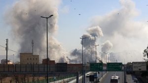 طهران: الحرب تدخل أسبوعها الثاني.. قصف مكثف على إيران وهجمات صاروخية على إسرائيل