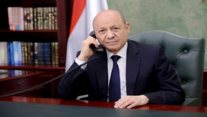 اليمن: العليمي يشيد بجاهزية الجيش في مواجهة الحوثيين ويؤكد محورية الدور السعودي