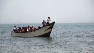 اليمن: خفر السواحل يعترض قارباً يقل 120 مهاجراً غير نظامي ويوقف 3 مهربين قبالة السواحل اليمنية
