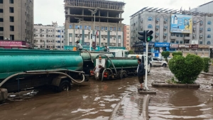 اليمن: سلطات عدن تبدأ عمليات واسعة لفتح الطرق وشفط مياه الأمطار