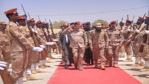 اليمن: وزير الدفاع يتفقد الجاهزية القتالية للمنطقة الأولى في سيئون