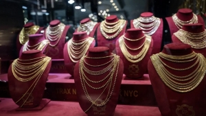 اقتصاد: الذهب يرتفع بشكل طفيف وسط تراجع الدولار