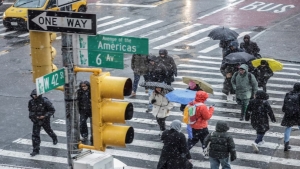 الكويت: هجوم إيراني بمسيرة يشعل حريقا في خزانات وقود المطار