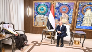 اليمن: الرئيس العليمي يؤكد تضامن بلاده مع الكويت ضد "الاعتداءات الإيرانية"