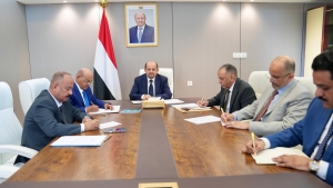 اليمن: الحكومة تراجع خطط الطوارئ لمواجهة أزمات الإمداد مع تصاعد توترات المنطقة