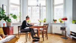 صحة: هل الجلوس بوضع الرجل على الأخرى يضر بصحتك؟