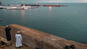 تقرير: بسبب الحاجة الماسة للوقود.. حلفاء أمريكا يلجأون لخصومها