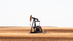 اقتصاد: النفط يتجاوز 100 دولاراً قبل فرض أميركا لسيطرتها على موانئ إيرانية ومضيق هرمز