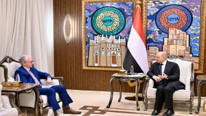 اليمن: العليمي يربط أمن الممرات المائية بإنهاء سيطرة الحوثيين على البر
