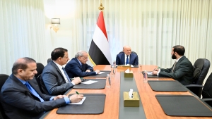 اليمن: العليمي يوجه بتعزيز اليقظة الأمنية في أبين ويعتبرها "خط إسناد" رئيسياً