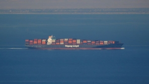 اقتصاد: اضطرابات الشرق الأوسط تُكبّد شركات الشحن العالمية خسائر متصاعدة.. وهاباغ لويد تعلن 50 مليون دولار أسبوعيًا