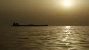 بلومبرغ: ناقلة عملاقة خاضعة لعقوبات أميركية تحمل نفطاً إيرانياً تحاول عبور هرمز