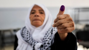 القدس: انتخابات محلية فلسطينية تعطي لبعض سكان غزة فرصة التصويت لأول مرة منذ سنوات