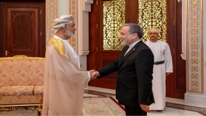 مسقط: وزير خارجية إيران يبحث في عمان الأمن في مضيق هرمز وإنهاء الحرب