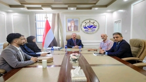اليمن: الحكومة تبحث مع شركة أمريكية تطوير أمن الطيران وتأهيل الكوادر بمطار عدن