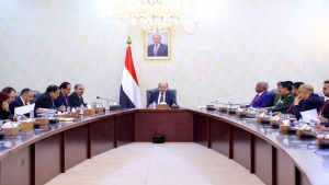 اليمن: الحكومة تتعهد بتعزيز الأمن في عدن بعد وقائع اغتيالات وتقر إجراءات اقتصادية وخدمية