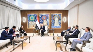 اليمن: العليمي يحذر من شرعنة الحوثيين كـ "أمر واقع" ويربط أمن الملاحة بتهديدات اليابسة