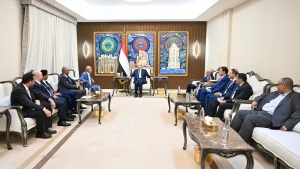 اليمن: العليمي يتعهد بتصفير ملف الأسرى ويطالب بالتسريع في إطلاق 1750 محتجزاً