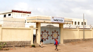 اليمن: الحكومة تعلن صرف مرتبات شهر للمدنيين والعسكريين
