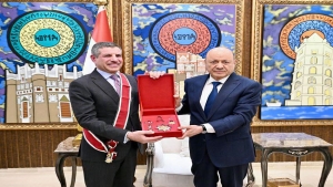 اليمن: العليمي يمنح السفير الأمريكي وسام الوحدة بمناسبة انتهاء فترة عمله
