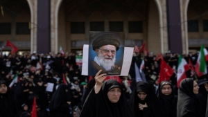 تقرير: الإيرانيون يتوافدون على طهران لحضور مراسم جنازة خامنئي