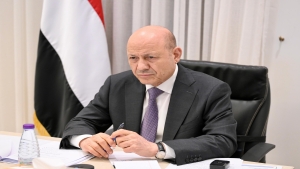 اليمن: العليمي يبحث مع طارق صالح التصعيد العسكري الحوثي في جبهة الساحل الغربي