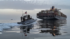 مضيق هرمز: «أكسيوس» يكشف هجوما إيرانيا على سفن تجارية وهيئة بريطانية تعلن إصابة ناقلة نفط قبالة عمان
