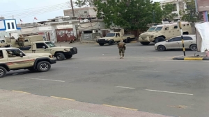 اليمن: إيقاف قيادات أمنية وإحالتهم للتحقيق بعد إطلاق نار بمجمع حكومي في أبين