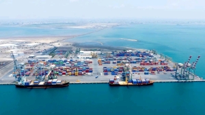 اليمن: وزير النقل يوجه الخطوط الملاحية بنقل حاويات التجار اليمنيين العالقة إلى ميناء عدن