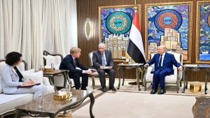 اليمن: العليمي يبلغ المبعوث الأممي برفض "الابتزاز" الحوثي ويتمسك بسلطات الدولة الحصرية