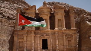 عَمان: اعتراض وإسقاط 5 صواريخ قادمة من إيران