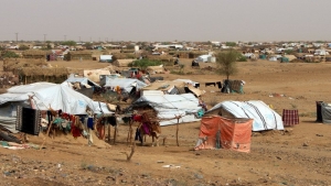 اليمن: مقتل شخصين بينهما طفلة وإصابة اثنين بانفجار قنبلة داخل مخيم للنازحين في حجة