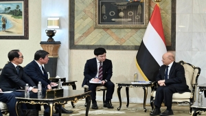 اليمن: العليمي يبحث مع وزير الخارجية الياباني التعاون البحري والدعم الاقتصادي