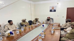اليمن: قائد المنطقة العسكرية الرابعة يوجه بإعادة تموضع القوات في جبهات محور العند