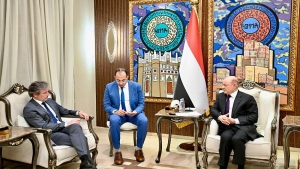اليمن: الرئيس العليمي يؤكد أن لا سلام مستدامًا مع بقاء السلاح وقرار الحرب خارج سلطة الدولة