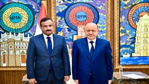 اليمن: الرئيس العليمي يبحث الأوضاع الخدمية والجاهزية العسكرية مع محافظ شبوة