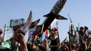 اليمن: تصاعد القتال على عدة جبهات وسط تحركات للقوات الحكومية وهجمات حوثية على السعودية