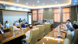 اليمن: محافظ عدن يناقش مع القطاع الخاص استقرار الأسواق وإعانة آلاف النازحين من الساحل الغربي