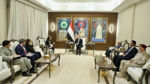اليمن: الرئيس العليمي يؤكد القدرة على استعادة زمام المبادرة بالساحل الغربي ويطالب بشراكة أمنية دولية