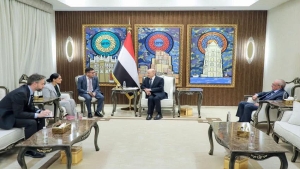 اليمن: الرئيس العليمي يؤكد قدرة القوات الحكومية على استعادة المبادرة وتأمين الملاحة