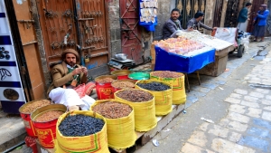 تقرير: اقتصاد الرصيف ملاذ اليمنيين لمواجهة الغلاء