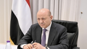اليمن: العليمي يؤكد استمرار "فجر اليمن" نحو صنعاء ويكشف عن أكثر من 17 ألف استهداف عسكري منذ بدء العملية