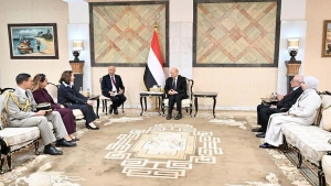اليمن: العليمي يدعو إلى تحرك دولي ضد الحوثيين على غرار مواجهة داعش والقاعدة ويؤكد استمرار “فجر اليمن”