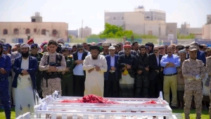 اليمن: تشييع جثامين 75 من منتسبي الأجهزة الأمنية قُتلوا في الهجوم الحوثي الذي استهدف مركزًا تدريبيًا في شبوة 